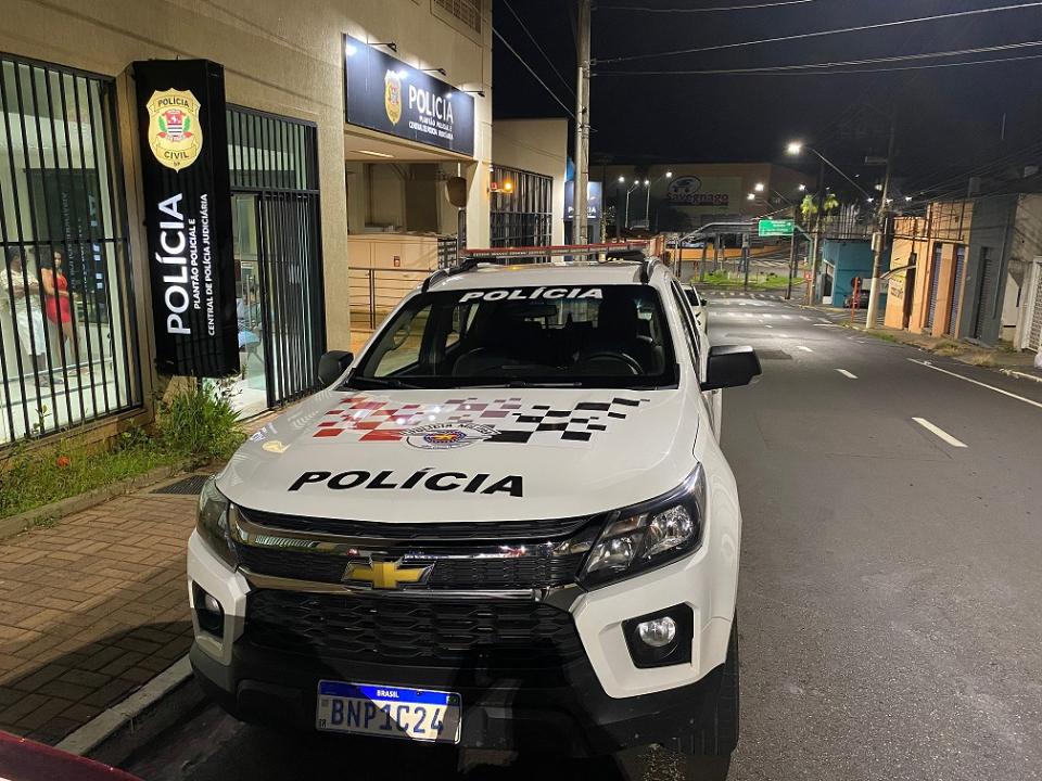 Foto 7 de 8 — Criminosos armados com faca assaltam casa no Centro de Araraquara; trio foi detido